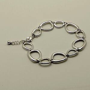 SAQ AVON Bracelet Silvertone Chain Anklet Free Form Circle 8” Adjustable Minimal